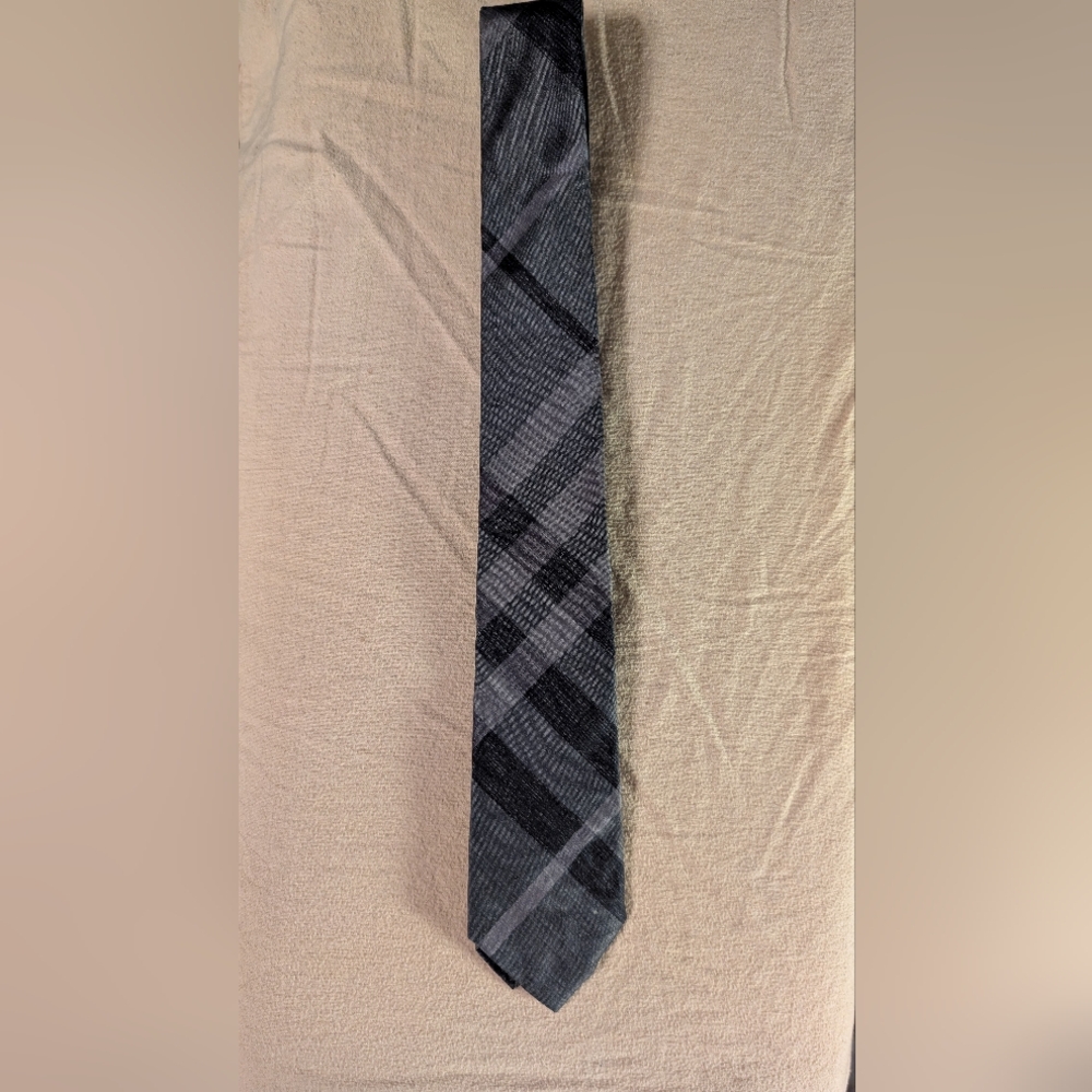 Burberry Men's Gray & Black Nova Check Tie